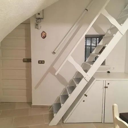 Annamaria オストゥーニ